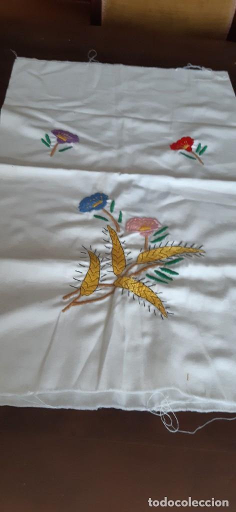 Antiguidades: ANTIGUA BOLSA BORDADA PARA EL PAN. SIN HACER. SOLO ESTA EL BORDADO.