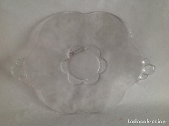 Antig&uuml;edades: Bandeja en forma de flor de cristal moldado - Foto 1