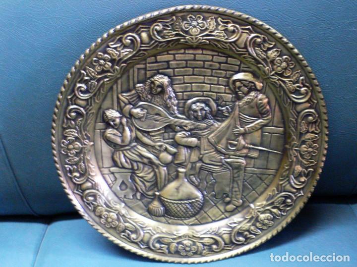 Antig&uuml;edades: PAREJA DE PLATOS EN LAT&Oacute;N REPUJADO - Foto 2