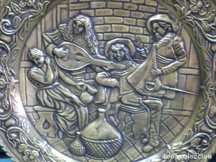 Antig&uuml;edades: PAREJA DE PLATOS EN LAT&Oacute;N REPUJADO - Foto 3