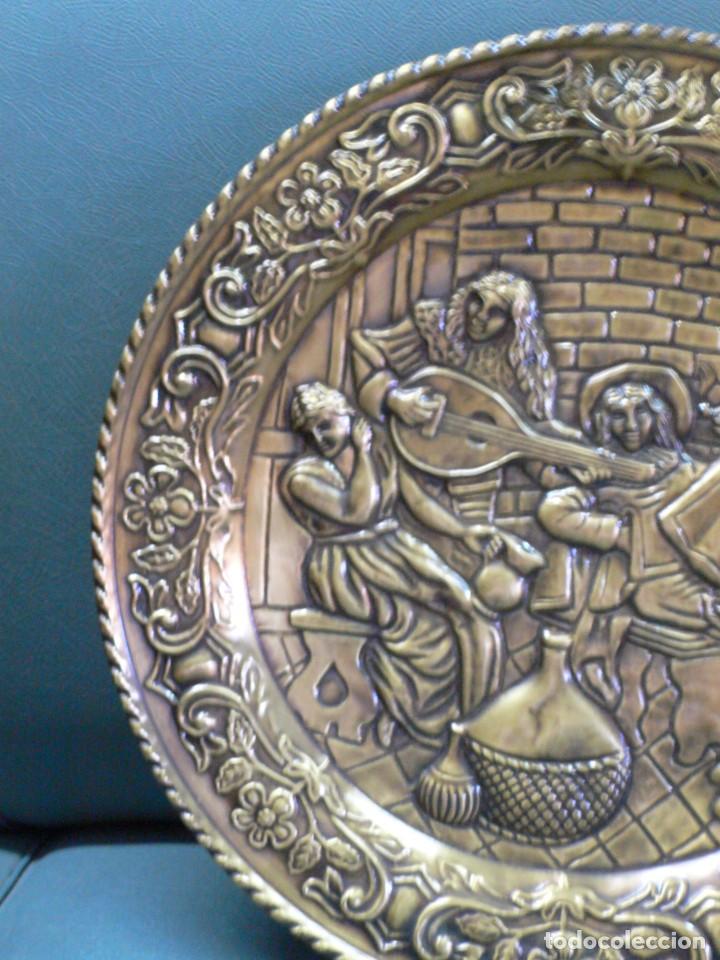 Antig&uuml;edades: PAREJA DE PLATOS EN LAT&Oacute;N REPUJADO - Foto 4