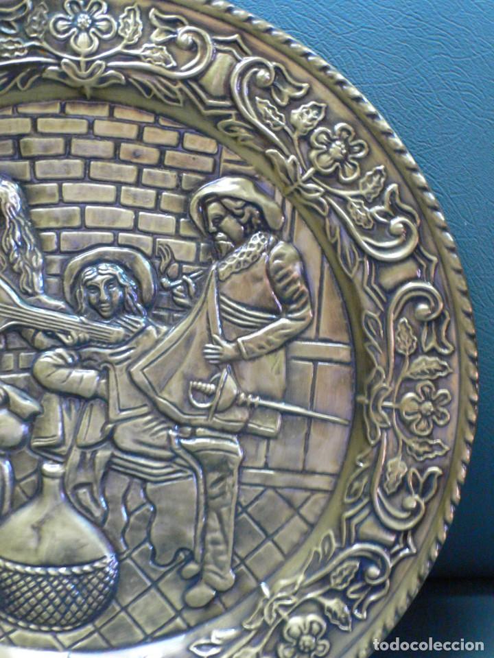 Antig&uuml;edades: PAREJA DE PLATOS EN LAT&Oacute;N REPUJADO - Foto 5