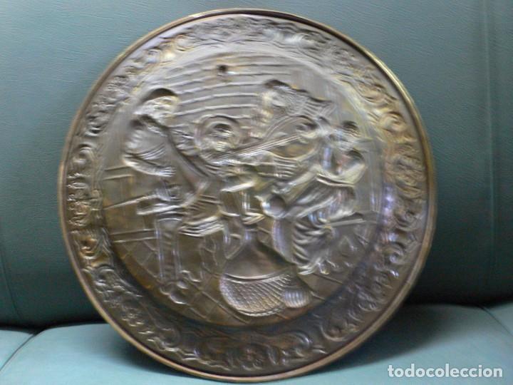 Antig&uuml;edades: PAREJA DE PLATOS EN LAT&Oacute;N REPUJADO - Foto 6