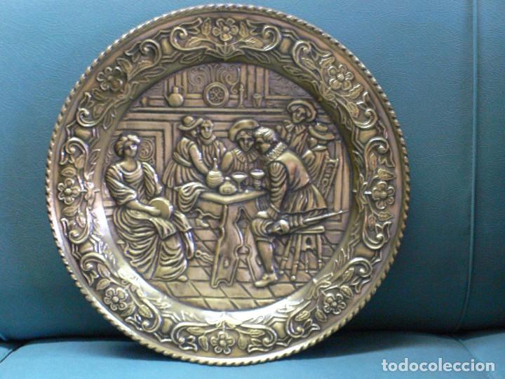 Antig&uuml;edades: PAREJA DE PLATOS EN LAT&Oacute;N REPUJADO - Foto 8