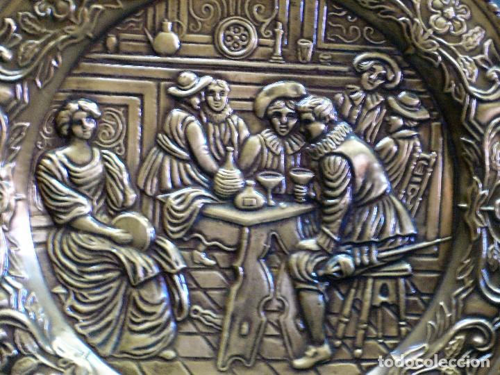 Antig&uuml;edades: PAREJA DE PLATOS EN LAT&Oacute;N REPUJADO - Foto 9