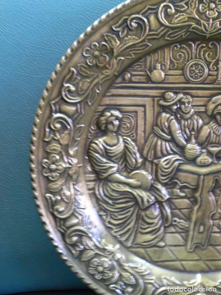 Antig&uuml;edades: PAREJA DE PLATOS EN LAT&Oacute;N REPUJADO - Foto 10