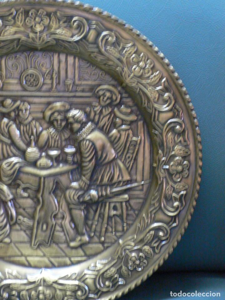 Antig&uuml;edades: PAREJA DE PLATOS EN LAT&Oacute;N REPUJADO - Foto 11