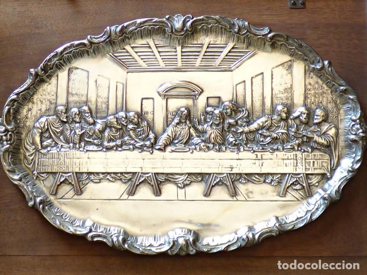 Antig&uuml;edades: ANTIGUA BANDEJA REPUJADA CON LA SANTA CENA QUE PINT&Oacute; LEONARDO DA VINCI. A&Ntilde;OS 20