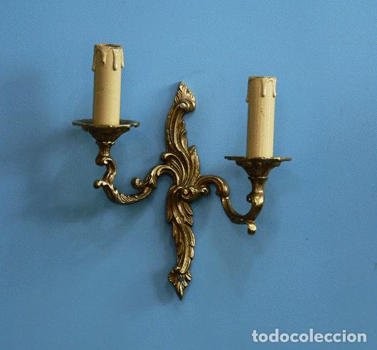 Antig&uuml;edades: PAREJA DE APLIQUES FRANCESES LUIS XV BRONCE - Foto 2
