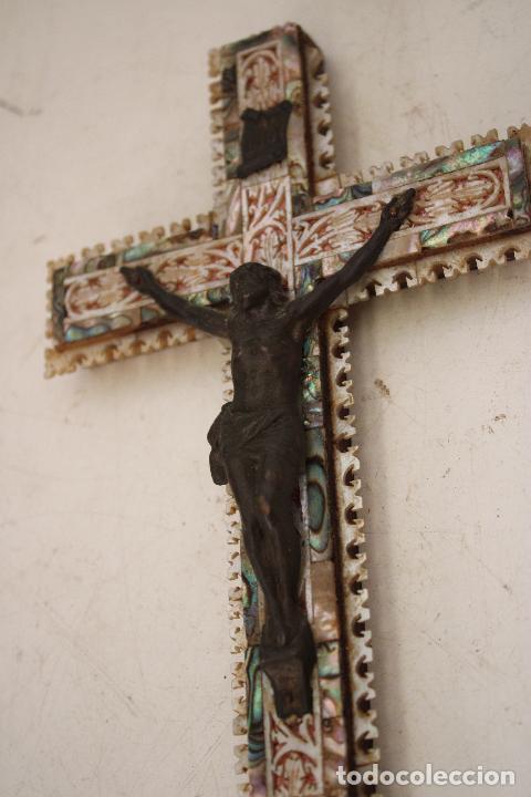 Antig&uuml;edades: cristo de bronce en cruz de nacar - Foto 2