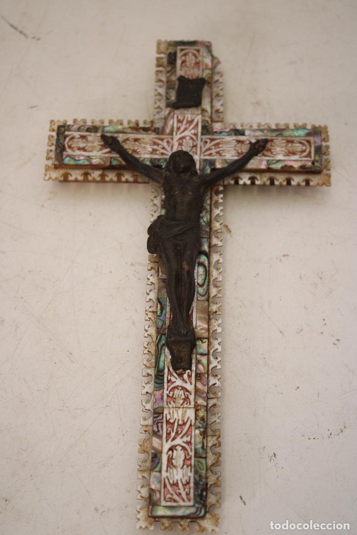 Antig&uuml;edades: cristo de bronce en cruz de nacar - Foto 3