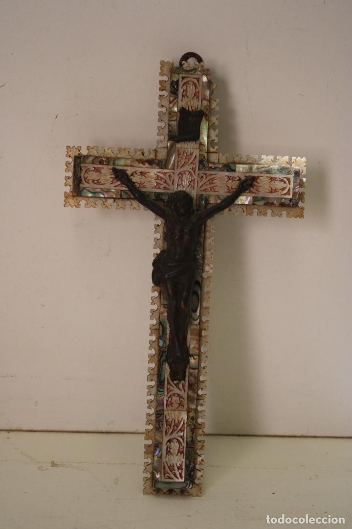 Antig&uuml;edades: cristo de bronce en cruz de nacar - Foto 4