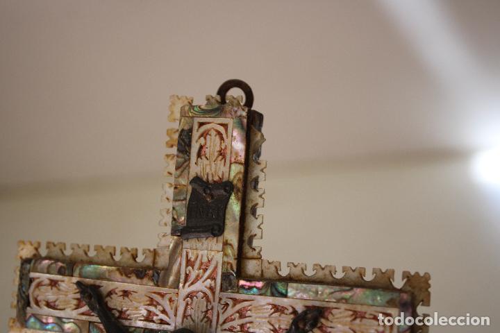 Antig&uuml;edades: cristo de bronce en cruz de nacar - Foto 5