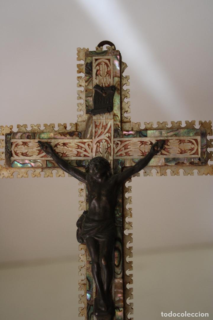 Antig&uuml;edades: cristo de bronce en cruz de nacar - Foto 6