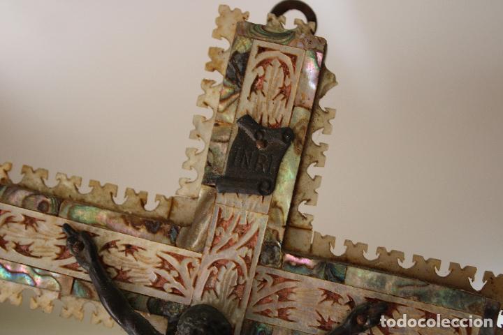 Antig&uuml;edades: cristo de bronce en cruz de nacar - Foto 7