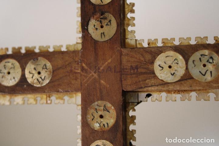 Antig&uuml;edades: cristo de bronce en cruz de nacar - Foto 9