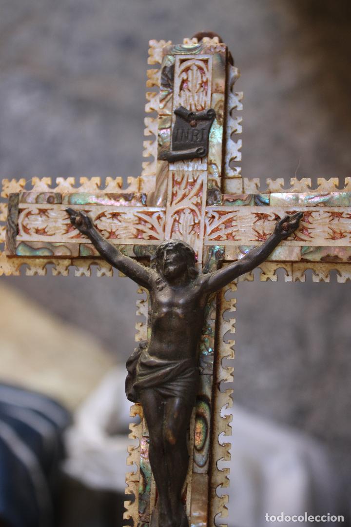 Antig&uuml;edades: cristo de bronce en cruz de nacar - Foto 1