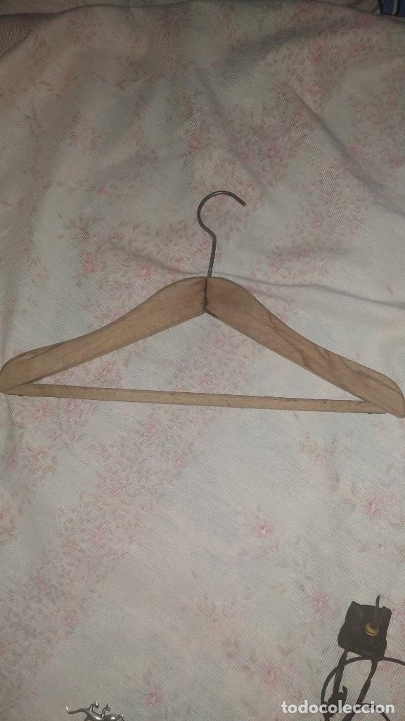 Antiques: percha peqeu&ntilde;ita antigua de madera