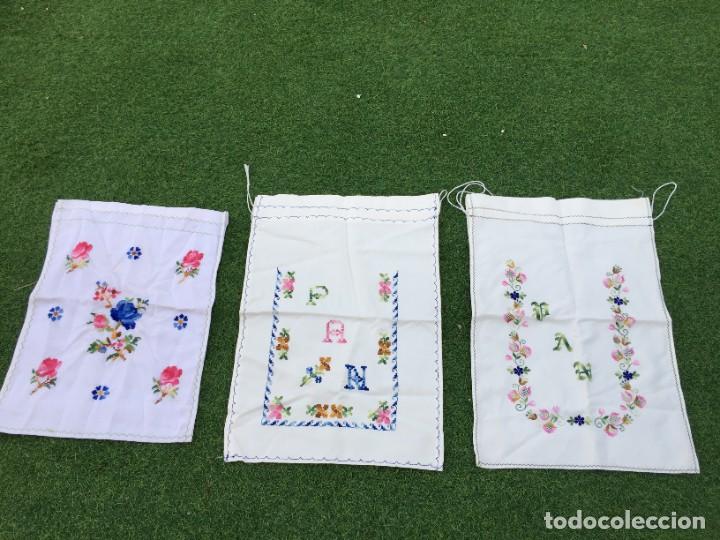 Oggetti Antichi: LOTE DE TRES PRECIOSAS BOLSAS DE PAN TELA PANAMA BORDADAS A MANO