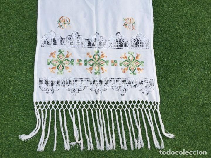 Oggetti Antichi: BONITA TOALLA TELA PANAMA BORDADA A MANO SIN USO