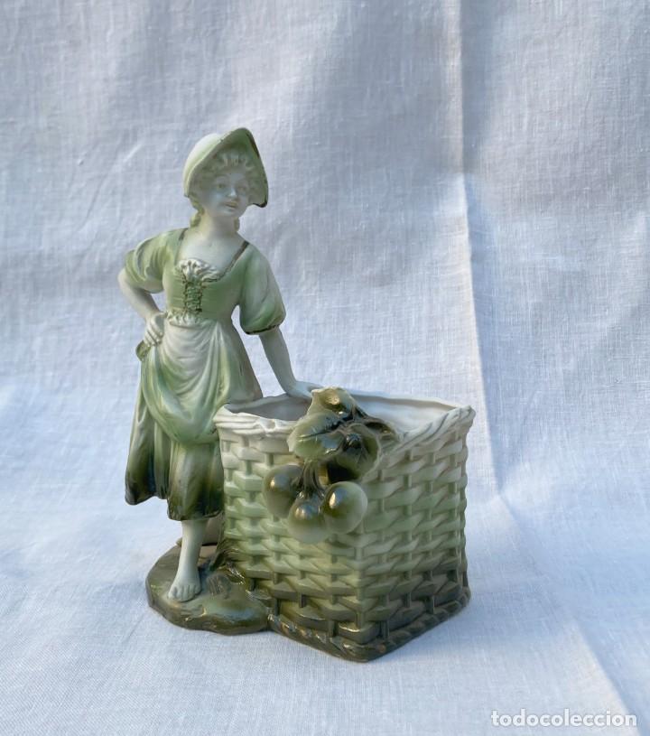 Oggetti Antichi: Figura Biscuit se&ntilde;ora en tonos verdes