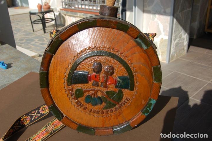 Antig&uuml;edades: ANTIGUA CANTIMPLORA EN MADERA Y ESTRUCTURA EN METAL. Mide 23 cm de di&aacute;metro. A&ntilde;o 1950.