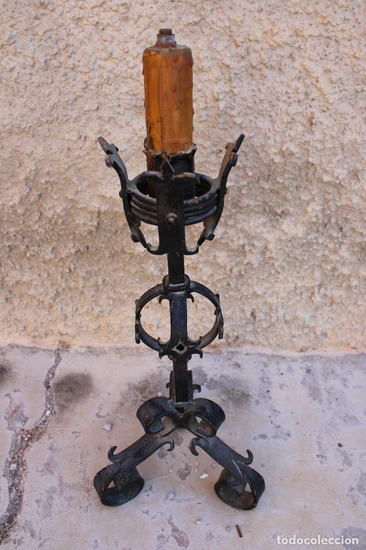 Antig&uuml;edades: candelabro en hierro de forja - Foto 3