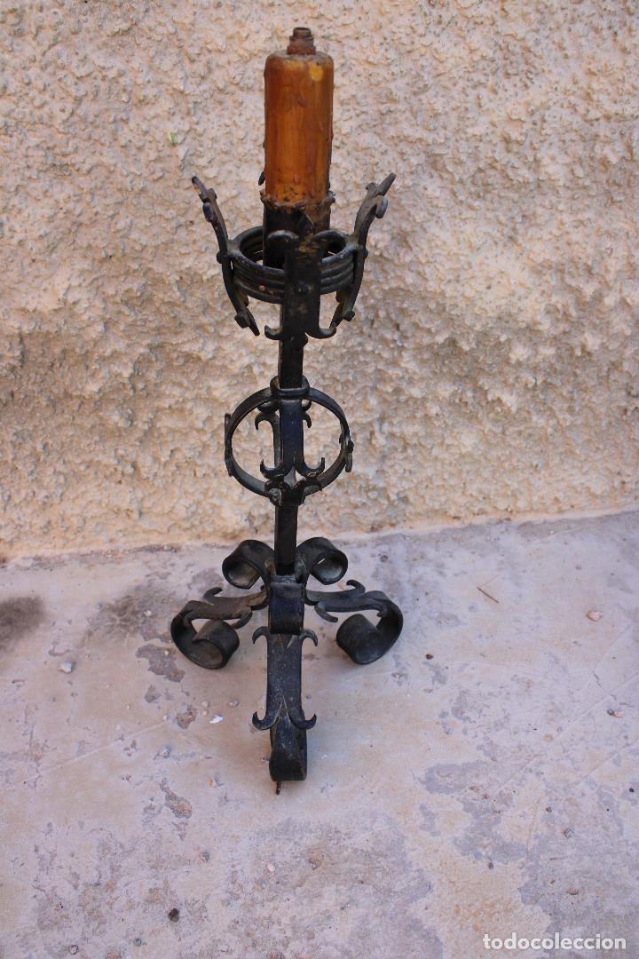 Antig&uuml;edades: candelabro en hierro de forja - Foto 1