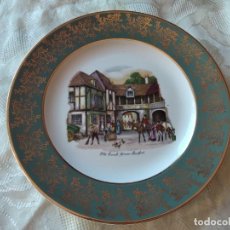 Antigüedades: PLATO PORCELANA LIVERPOOL ROAD POTTERY STOKE ON TRENT,IMAGEN OLD COACH HAUSE STRATFORD ,VERDE Y ORO. Lote 349385759