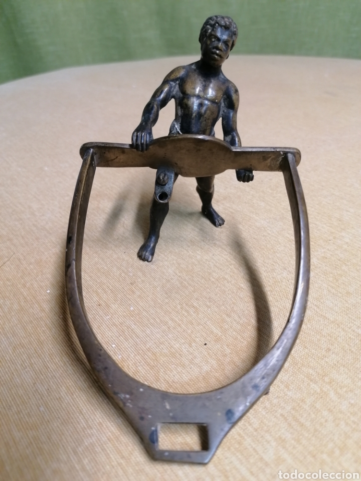 Antig&uuml;edades: Estribo con escultura de bronce. - Foto 1