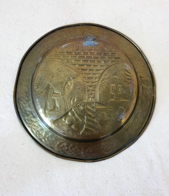Antig&uuml;edades: PLATO DE LATON REPUJADO 25 CM - Foto 2