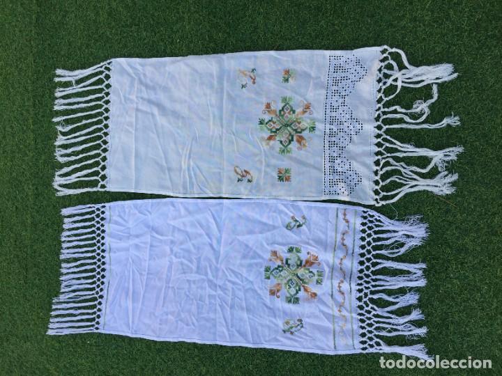 Oggetti Antichi: DOS PRECIOSAS TOALLAS DE TELA PANAMA BORDADAS A MANO SIN USO