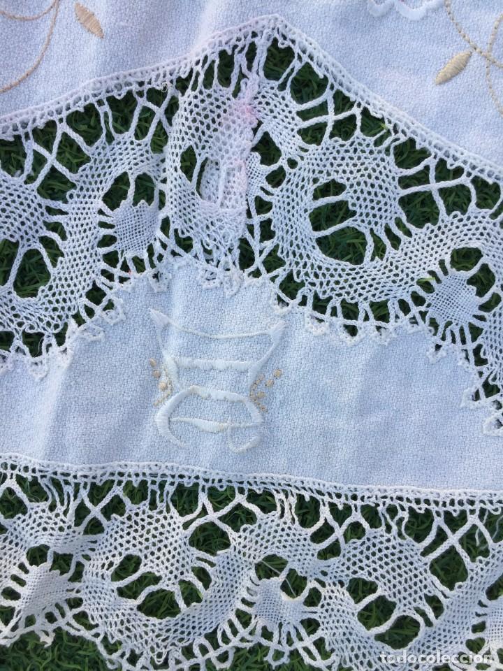 Oggetti Antichi: PRECIOSA TOLLA DE TELA CREPE COLOR BLANCO Y ENCAJE DE BOLILLOS Y BORDADO A MANO