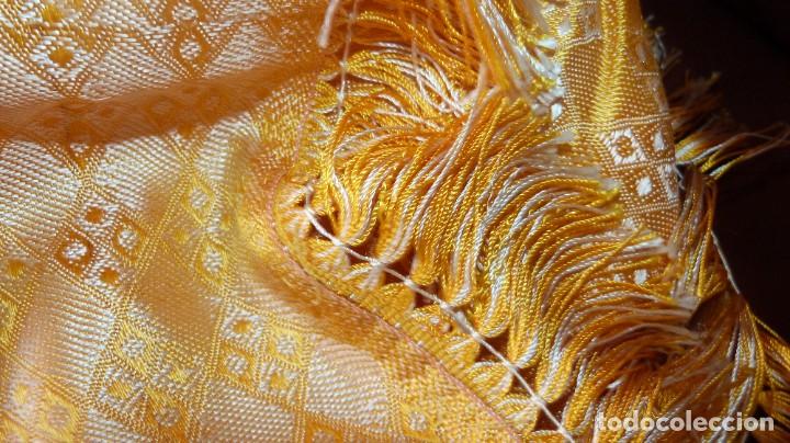 Antig&uuml;edades: CONSERVADA COLCHA RASO 200 CMS AMARILLO - Foto 1