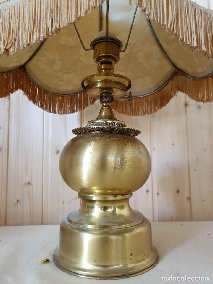 Antig&uuml;edades: LAMPARA DE SOBREMESA EN LATON Y BRONCE - Foto 2