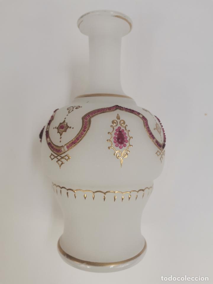Antig&uuml;edades: JARRON DE OPALINA CON DECORACION EN RELIEVE. - Foto 2