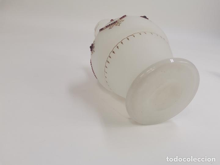 Antig&uuml;edades: JARRON DE OPALINA CON DECORACION EN RELIEVE. - Foto 4