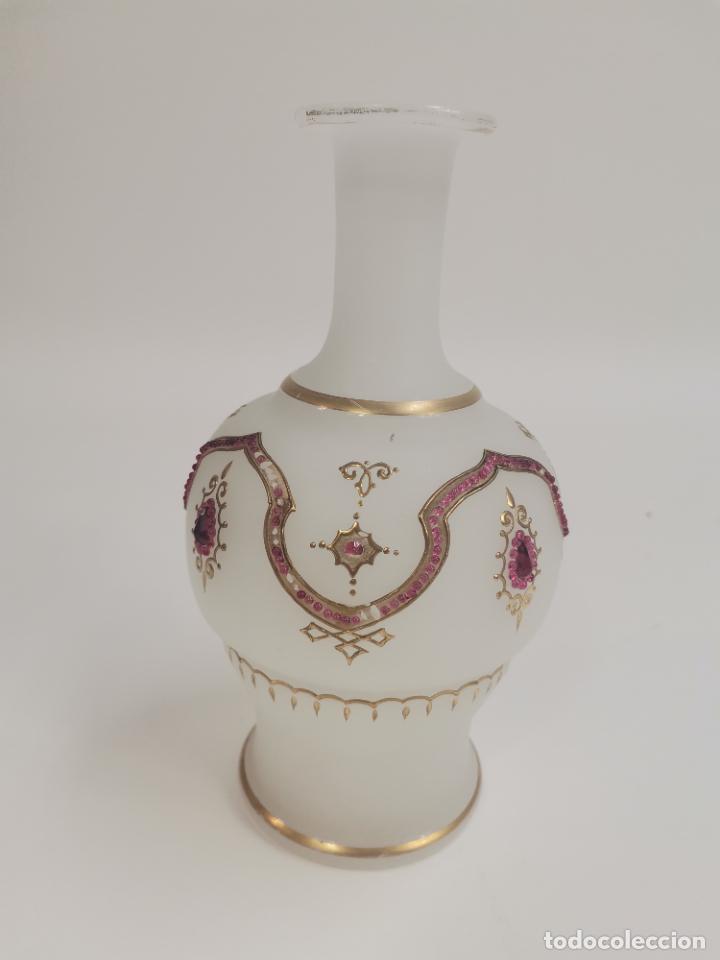 Antig&uuml;edades: JARRON DE OPALINA CON DECORACION EN RELIEVE. - Foto 1