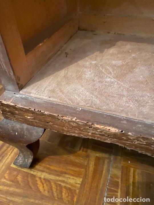 Antig&uuml;edades: mesilla de madera antigua - Foto 2