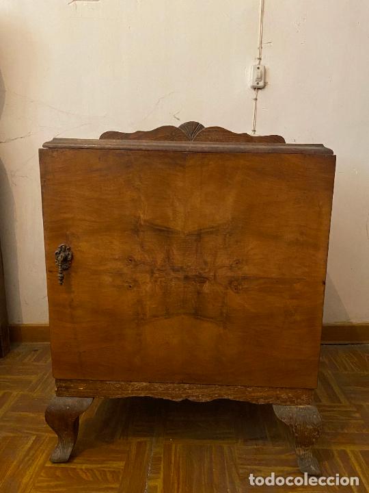 Antig&uuml;edades: mesilla de madera antigua - Foto 1