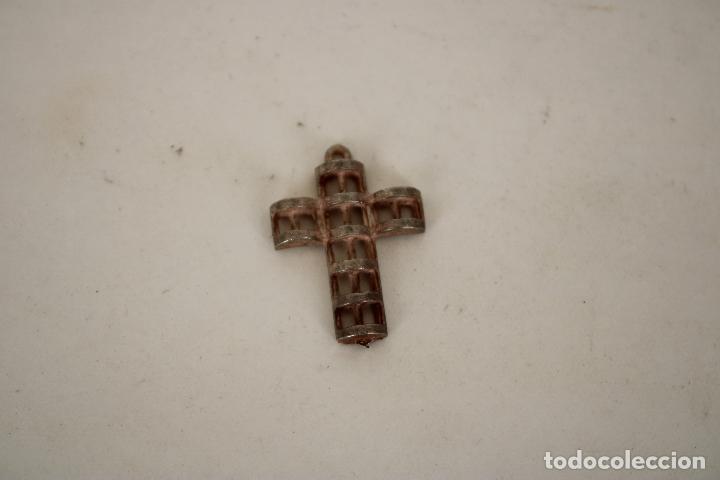 Antig&uuml;edades: peque&ntilde;a cruz de plata - Foto 2