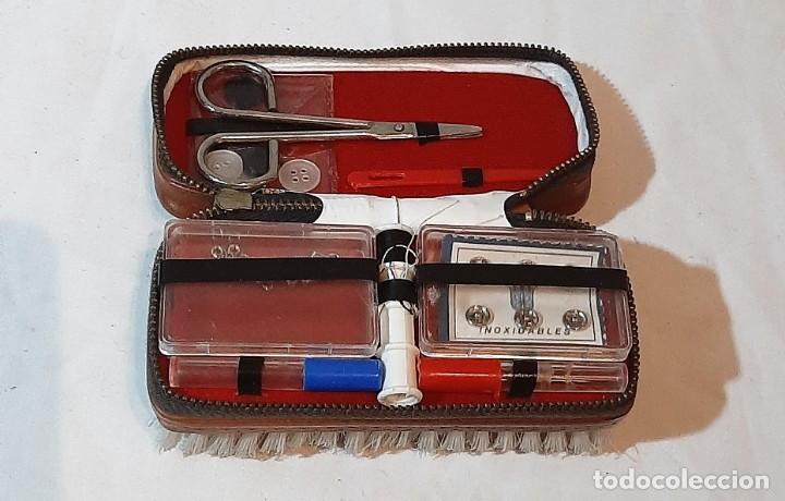 Antig&uuml;edades: Antiguo cepillo de ropa con costurero - Foto 2