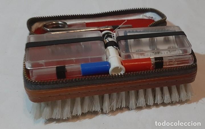 Antig&uuml;edades: Antiguo cepillo de ropa con costurero - Foto 3