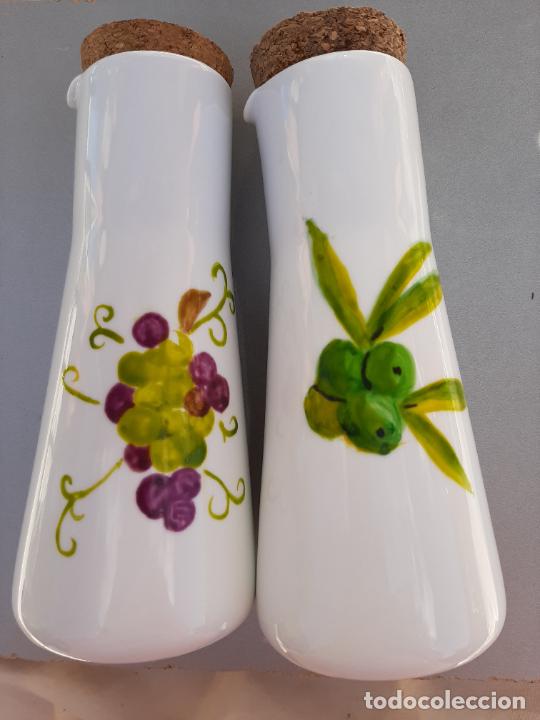 Antig&uuml;edades: ACEITERA Y VINAGRERA , PINTADAS A MANO - Foto 1