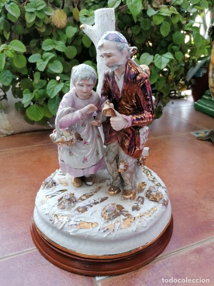 Antiques: ANTIGUA Y GRANDE FIGURA DE PORCELANA PAREJA DE ABUELOS 29CM. ALTURA x 22 CM. DE DIAMETRO
