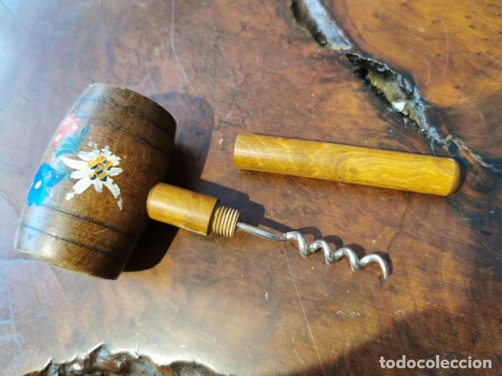 Antig&uuml;edades: SACACORCHOS DE MADERA Y MARTILLO CASCA NUECES - Foto 1