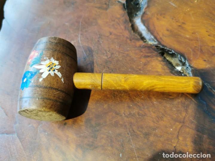 Antig&uuml;edades: SACACORCHOS DE MADERA Y MARTILLO CASCA NUECES - Foto 2