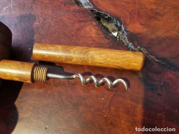 Antig&uuml;edades: SACACORCHOS DE MADERA Y MARTILLO CASCA NUECES - Foto 4
