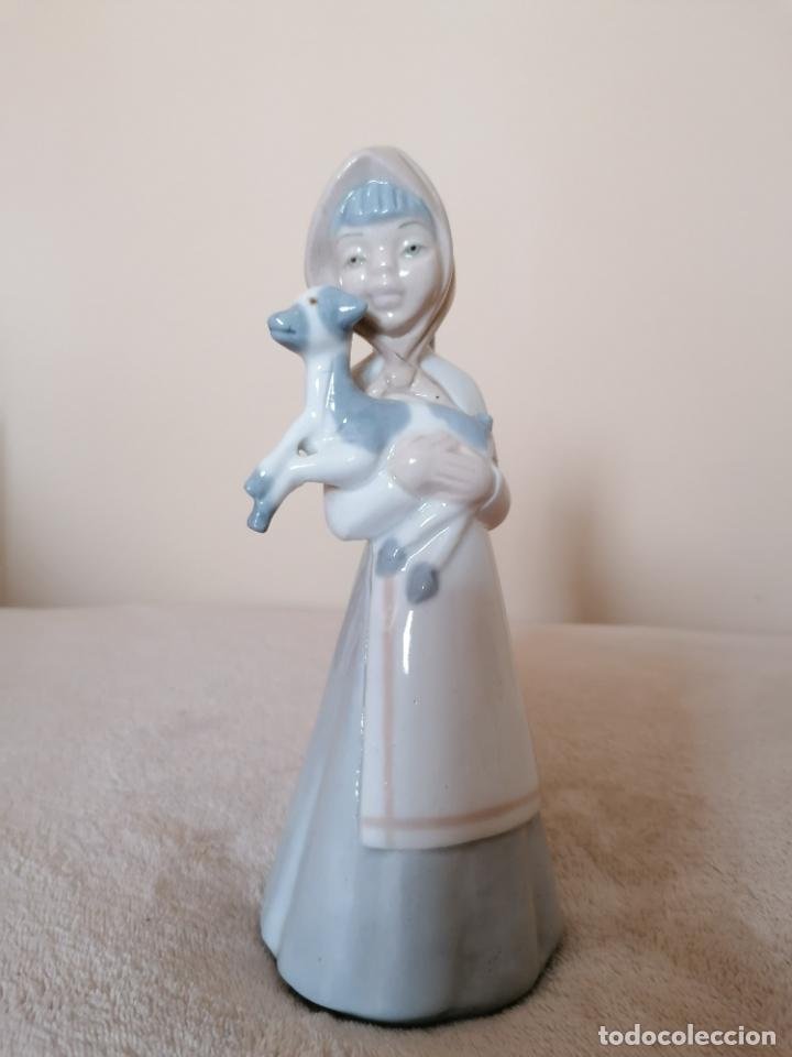 Antiguidades: ANTIGUA FIGURA DE PORCELANA NI&Ntilde;A CON CABRITA 22 CM. ALTURA