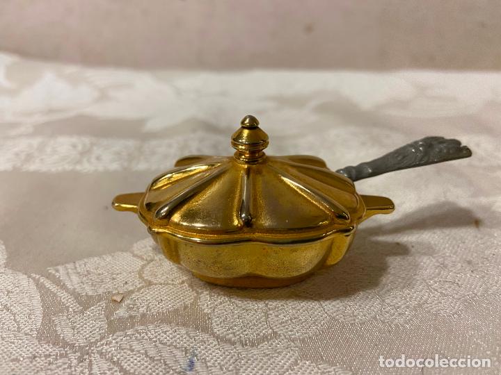 Antiquit&eacute;s: C.62- Especiero miniatura, ba&ntilde;o de oro y esmalte, WMF Germany con cazo esta&ntilde;o